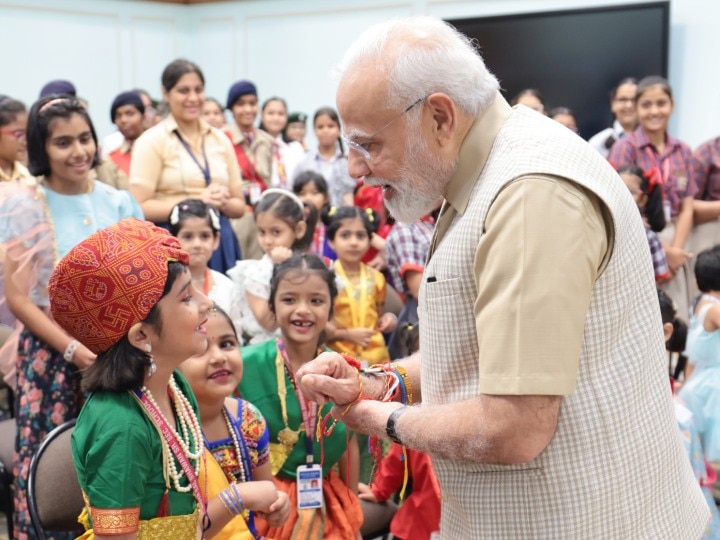 पीएम-मोदी-ने-खास-अंदाज-में-मनाया-रक्षाबंधन,-चंद्रयान-3-पर-बच्चों-से-की-बात,-देखें-तस्वीरें