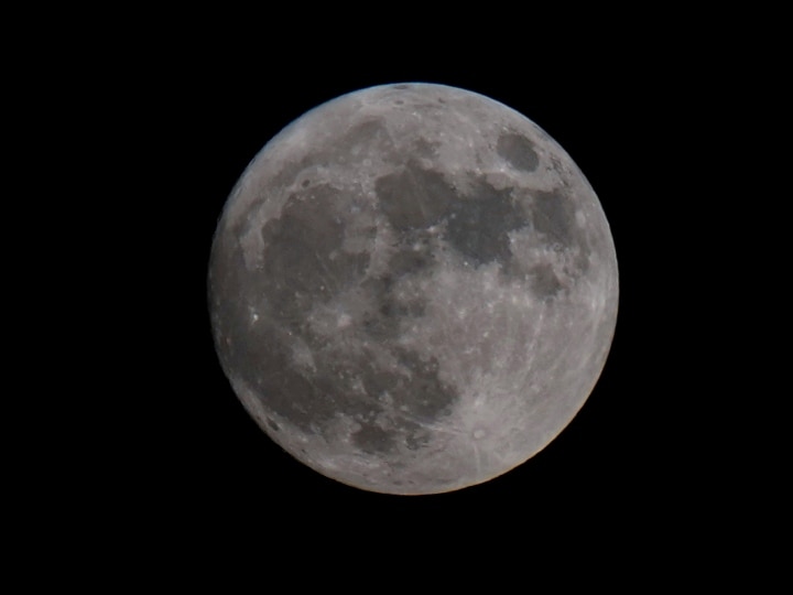 super-blue-moon:-लंबे-समय-बाद-नजर-आया-सुपर-ब्लू-मून,-आप-भी-देखें-चंद्रमा-का-दुर्लभ-नजारा