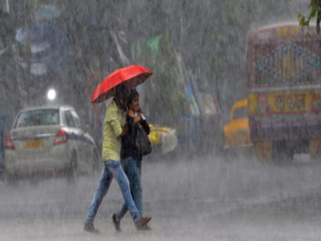 up-weather:-यूपी-के-इन-जिलों-में-आज-भारी-बारिश-के-आसार,-कहीं-तेज-हवाएं-चलेंगी-कहीं-गिर-सकती-है-बिजली