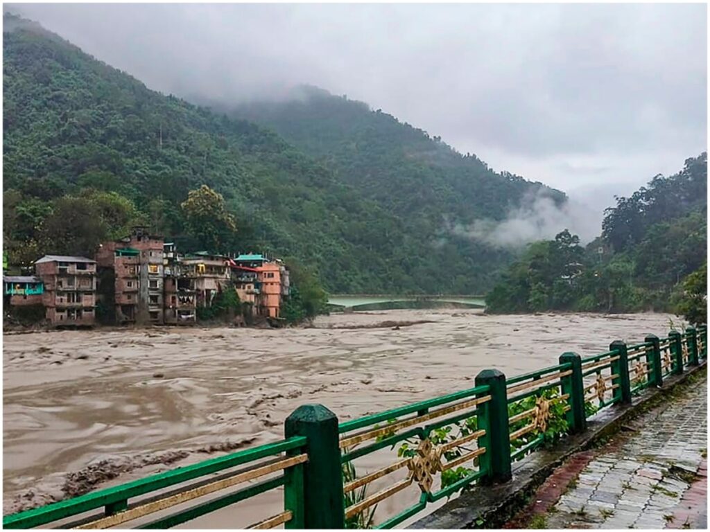 sikkim-floods:-सि​क्किम-में-बाढ़-से-तबाही,-कम-से-कम-40-लोगों-की-मौत,-तीस्ता-नदी-से-22-शव-बरामद