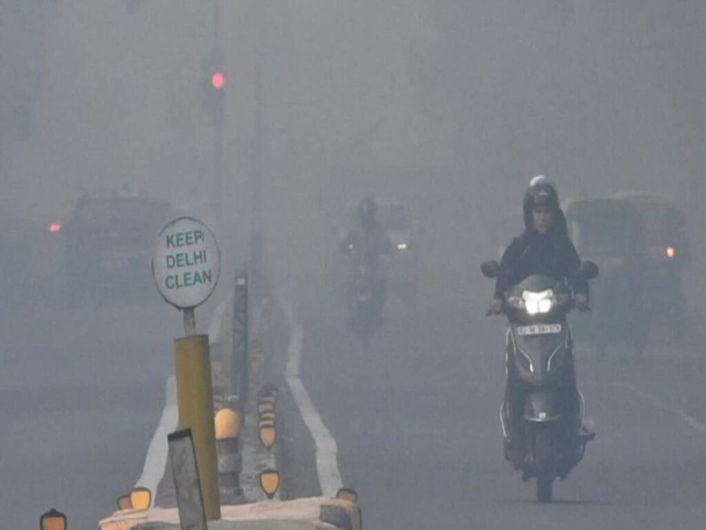 up-weather-aqi-today: रात-का-पारा-गिरा,-बढ़ती-ठंड-के-साथ-जहरीली-हो-रही-हवा,-जानें-अपने-शहर-का-एक्यूआई