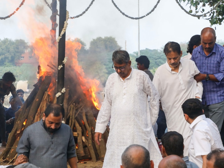 सुब्रत-राय-के-अंतिम-संस्कार-में-क्यों-दोनों-बेटों-में-से-कोई-एक-भी-मुखाग्नि-देने-नहीं-पहुँचे,-सहाराश्री-की-पत्नी-ने-बतायी-वजह