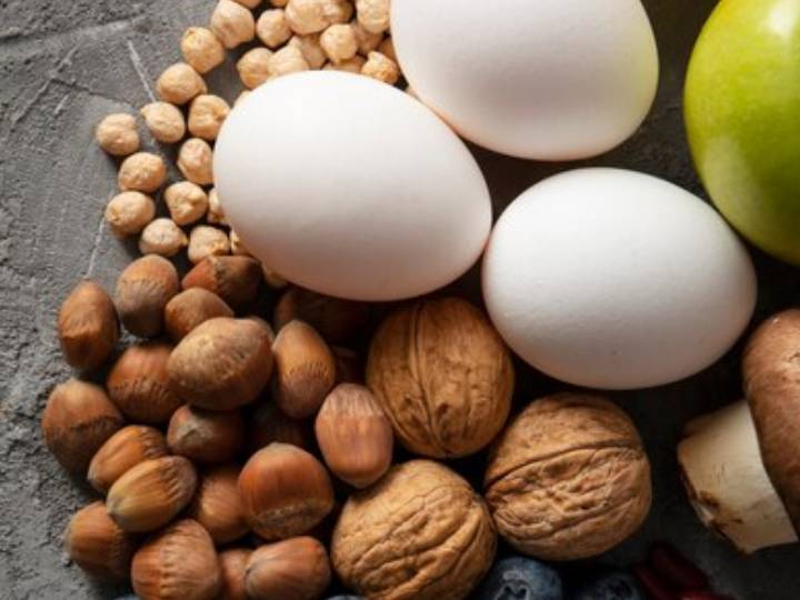 nuts-vs-eggs:-खाली-पेट-अंडा-या-नट्स-दोनों-में-से-कौन-सा-है-हेल्दी?