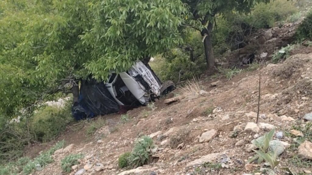 jammu-kashmir-accident:-अनंतनाग-में-बड़ा-हादसा,-खाई-में-गिरा-सेना-का-वाहन,-एक-जवान-की-मौत;-नौ-घायल