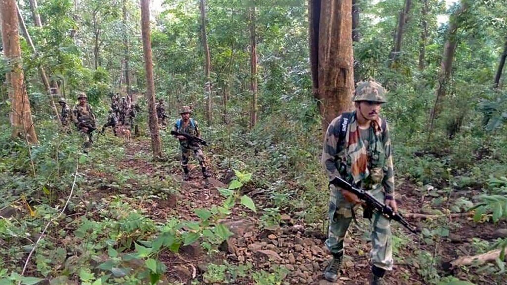 bijapur-naxal-encounter:-छत्तीसगढ़-के-बीजापुर-में-12-नक्सली-ढेर,-11-घंटे-तक-चला-एनकाउंटर