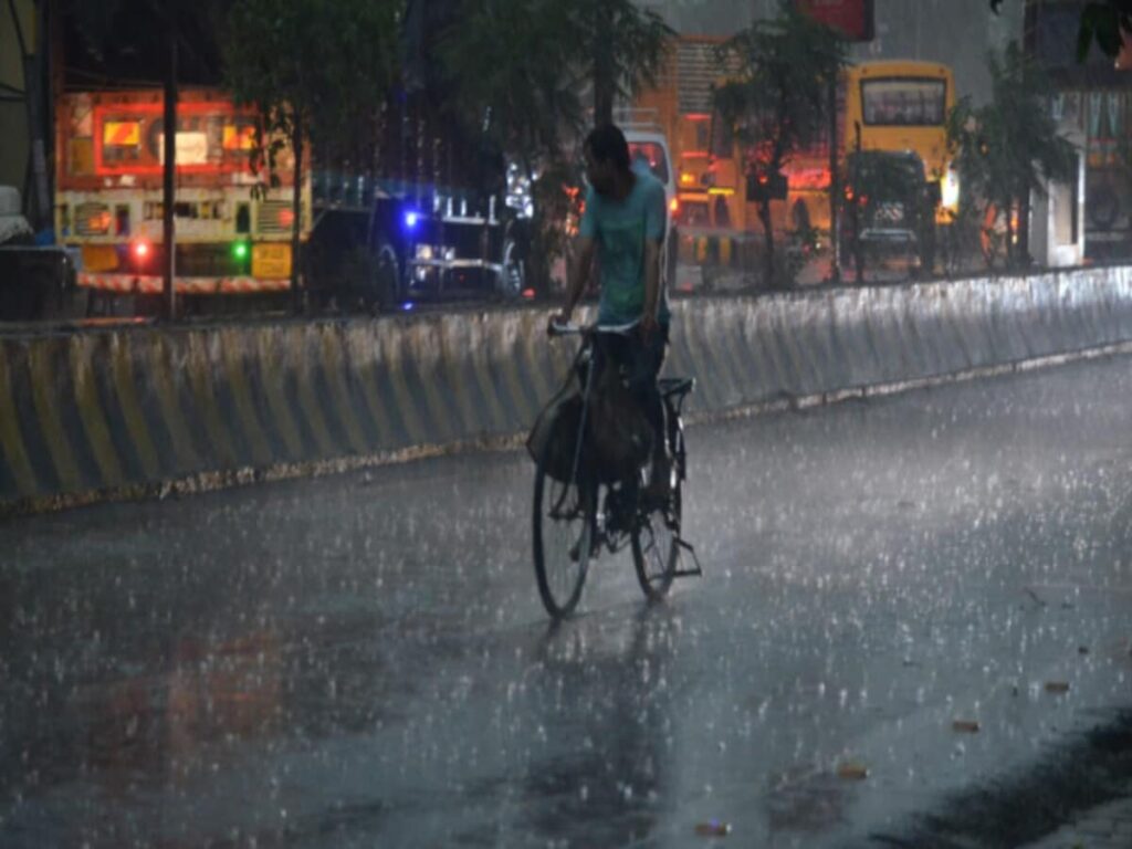 up-weather:-शाहजहांपुर,-बरेली,-पीलीभीत-में-मौसम-बदला,-झमाझम-बारिश;-up-में-3-दिन-के-लिए-अलर्ट