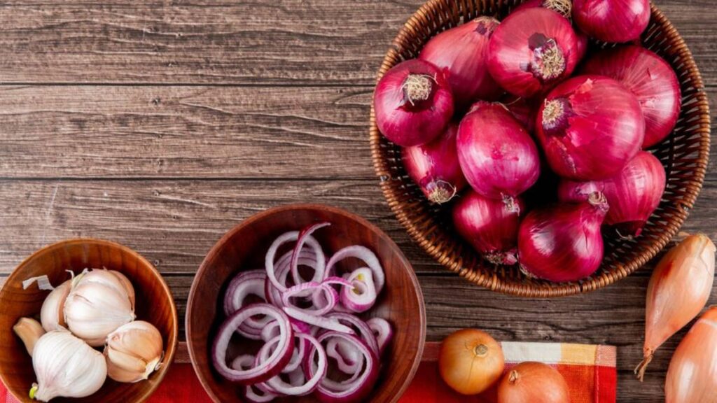 onion-garlic-diet:-कच्चा-प्याज-और-लहसुन-खाने-के-क्या-फायदे-और-नुकसान?-जानें