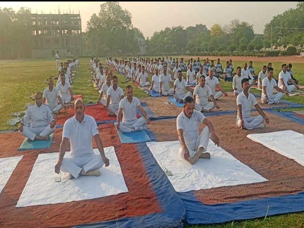 मेरठ-:-छठीं-वाहिनी-पीएसी-में-त्रैमासिक-योग-प्रशिक्षण-शिविर-शुरू