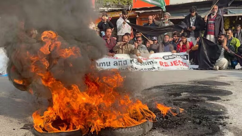 pakistan-violence:-पाकिस्तान-के-लिए-खतरे-की-घंटी-बनी-pok-में-भड़की-हिंसा,-जानें-क्या-हैं-प्रदर्शनकारियों-की-मांग