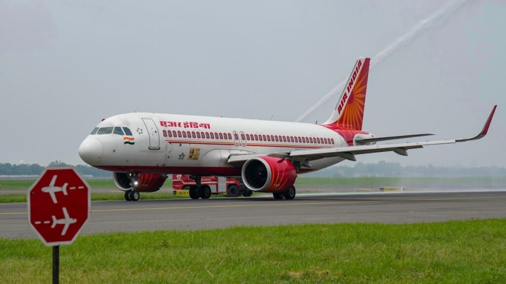 air-india:-150-से-ज्यादा-यात्रियों-वाले-एयर-इंडिया-फ्लाइट-में-लगी-आग,-दिल्ली-में-कराई-गई-लैंडिंग