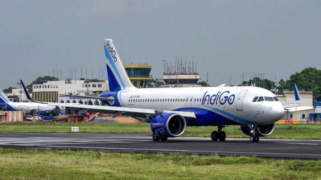 indigo-flight:-इंडिगो-की-फ्लाइट-बनी-ट्रेन-का-जनरल-डिब्बा!-ओवरबुक-हुई-तो-खड़े-यात्री-को-लेकर-उड़ा-जहाज,-जानें-फिर-क्या-हुआ