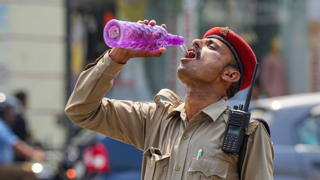 राजस्थान-में-लू-लगने-से-पांच-लोगों-की-मौत,-बाड़मेर-में-तापमान-48.8-डिग्री-पर-पहुंचा,-कई-जिलों-में-रेड-अलर्ट